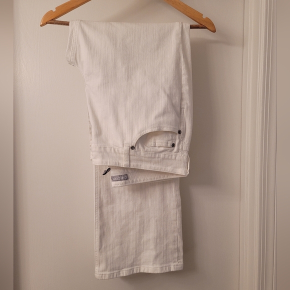🤍CHICO'S PLATINUM JEANS🤍 - Picture 2 of 14